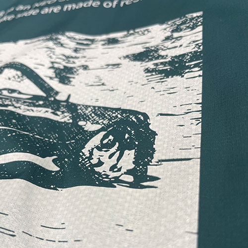 裏地が細かいメッシュ素材のアウターへのプリント2