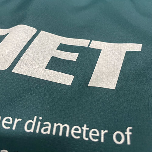 裏地が細かいメッシュ素材のアウターへのプリント3