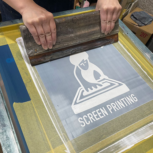 継ぎ目（縫い目）による段差があるアウターへのプリント