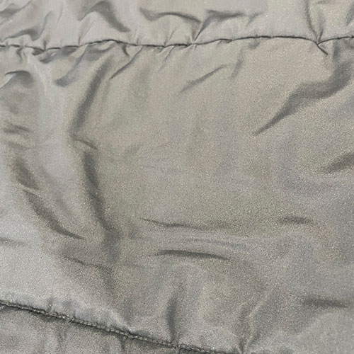 ダウンなどの中綿があるアウターの背中部分